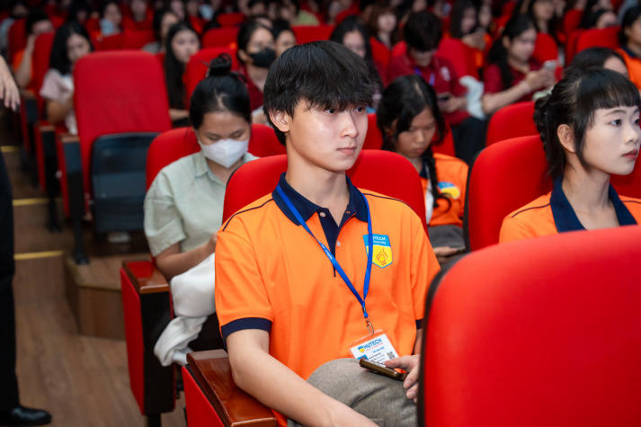 Sôi động, đa sắc màu: Tân sinh viên Khoa Trung Quốc học “cháy” hết mình tại Đêm nhạc hội chào năm học mới 101