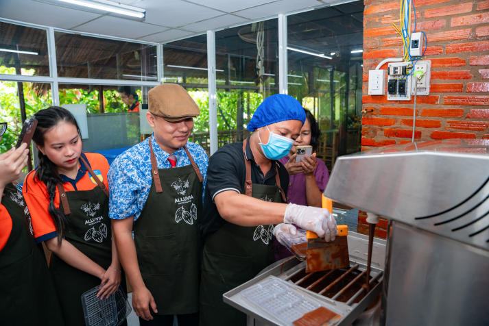 Sinh viên Công nghệ thực phẩm học từ trải nghiệm, hiểu sâu quy trình sản xuất socola Việt 60