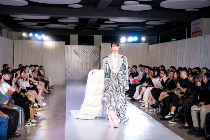 [Video] Sinh viên Thiết kế thời trang HUTECH “trình làng” loạt đồ án tốt nghiệp với nhiều ý tưởng độc đáo 258