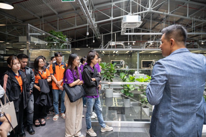 Sinh viên Thiết kế nội thất HUTECH tham quan thực tế tại Công ty Sun Life Việt Nam 26