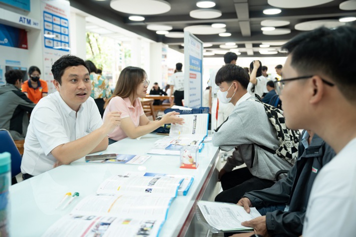 [Video] Đông đảo thí sinh, phụ huynh đến HUTECH nhập học từ tờ mờ sáng ngày đầu tiên 34