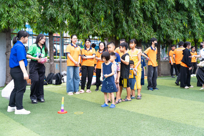 Sinh viên Khoa Tài chính - Thương mại gieo mầm yêu thương tại Làng trẻ em SOS 35