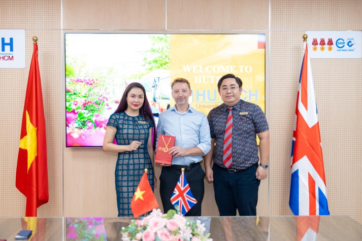 HUTECH welcomes British Chamber of Commerce Vietnam for collaboration 37