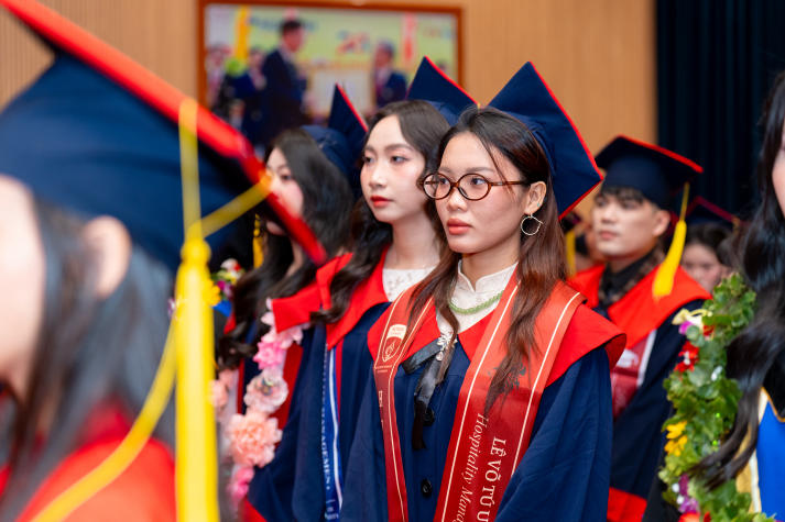 Lễ trao bằng tốt nghiệp HUTECH: Vinh danh nghị lực học tập vượt giới hạn thời gian và tuổi tác 80