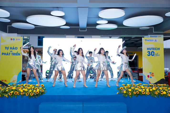 [Video] Hẹn gặp HUTECH-ers tại Ngày hội Truyền thống Sinh viên Thu Duc Campus “NEWBIES SAY HI!” 131