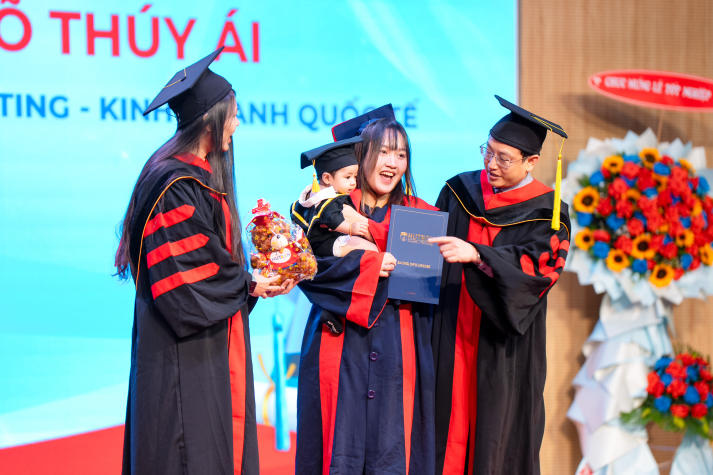 419 tân khoa rời giảng đường, chính thức bước vào “level” mới của hành trình nghề nghiệp 68