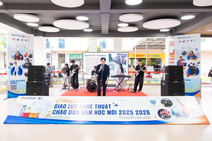 Văn nghệ sân trường chào đón năm học mới 2025-2026 tại HUTECH 86