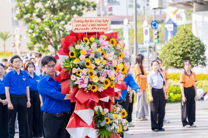Tuổi trẻ HUTECH dâng hoa tưởng nhớ Bác, tiếp nối giá trị lịch sử và tinh thần cống hiến 31