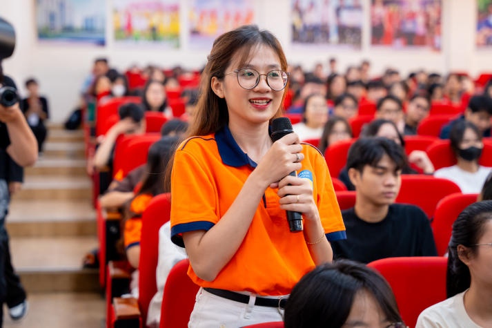 [Video] Giao lưu cùng ekip chuyên nghiệp, sinh viên Truyền thông đa phương tiện khám phá chuyện nghề làm phim 30