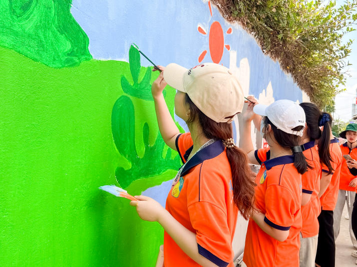 Sinh viên Khoa Marketing - Kinh doanh quốc tế thực hiện công trình “Đường cờ Tổ quốc”, lan tỏa tinh thần vì cộng đồng 67