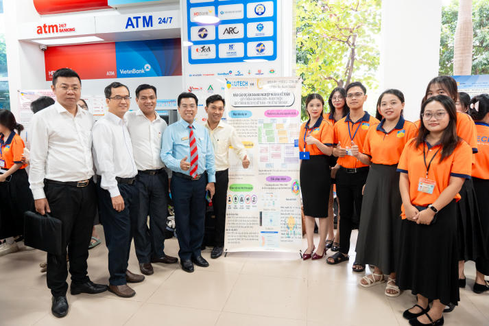 Triển lãm poster dự án doanh nghiệp - dấu mốc trưởng thành của sinh viên Khoa Tài chính - Thương mại HUTECH 47