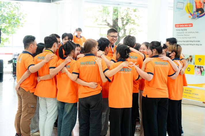 Từ quản trò đến điều phối hoạt động: Ban cán sự HUTECH “lên level” tại chuyên đề kỹ năng 90