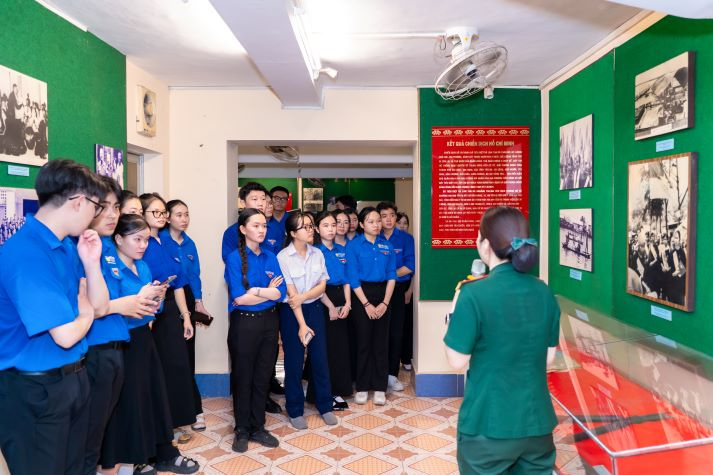 Tuổi trẻ HUTECH dâng hoa tưởng nhớ Bác, tiếp nối giá trị lịch sử và tinh thần cống hiến 67