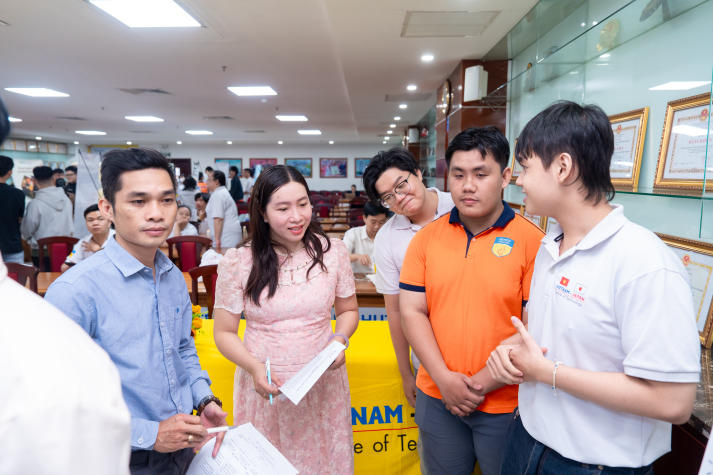 Sinh viên VJIT giải mã sắc màu văn hóa Nhật Bản qua ngôn ngữ poster 41