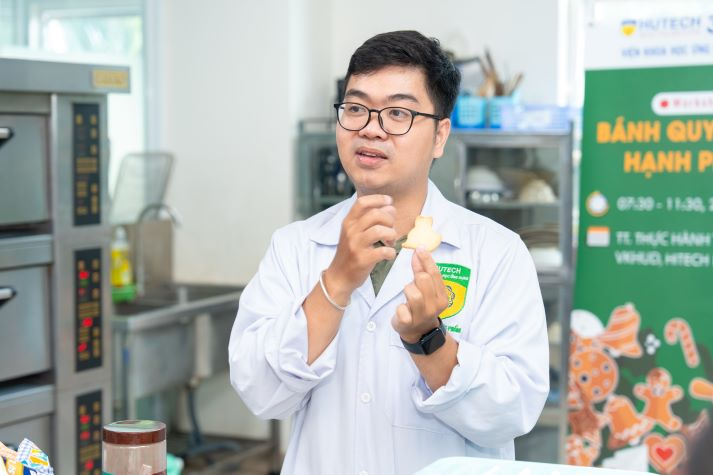[Video] Sinh viên Công nghệ thực phẩm HUTECH trải nghiệm làm bánh quy gừng, lan tỏa sắc màu Giáng sinh