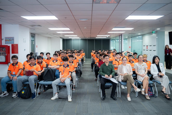 [Video] Students of the Institute of International Education visited DXC Technology Vietnam 51