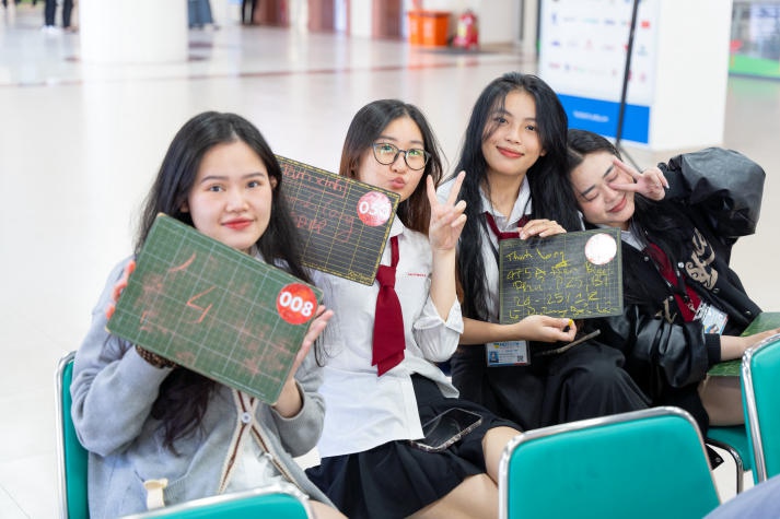 Sinh viên HUTECH chìm đắm trong những giai điệu giáng sinh và trò chơi sôi nổi tại Amazing Weekend tháng 12 132