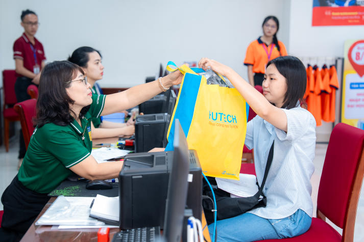 Ấn tượng HUTECH ngày nhập học: Chuyên nghiệp, chu đáo và tận tâm 67