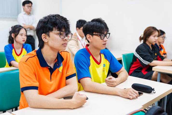 Sinh viên Viện Đào tạo Quốc tế học cách dám nói lên chính kiến bản thân cùng chuyên gia trẻ tuổi Thụy Điển 44