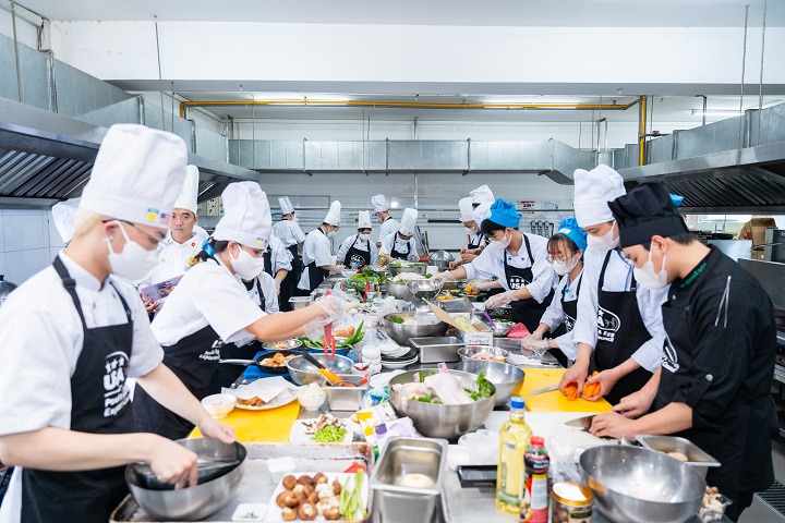 [Video] Vua đầu bếp Mỹ 2012 Christine Hà chia sẻ bí quyết thành công với nghề đầu bếp cho sinh viên HUTECH 61