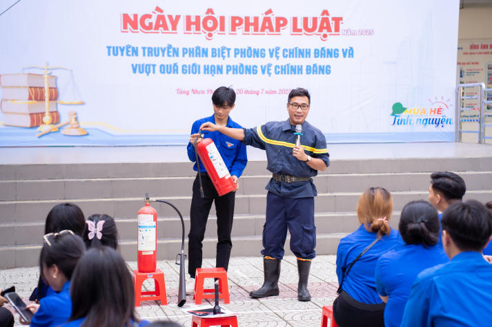 Mùa hè xanh HUTECH 2025: Gặp gỡ gia đình có công với cách mạng và xây dựng không gian sống an toàn - sạch - đẹp 112