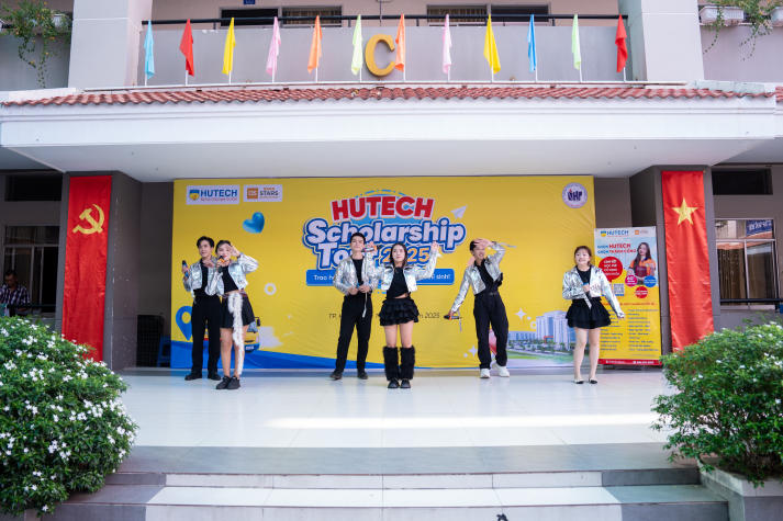 HUTECH Scholarship Tour 2025: Trao 32 suất học bổng trị giá 25% học phí toàn khóa cho học sinh Trường THPT Nguyễn Hữu Thọ (TP.HCM) 67