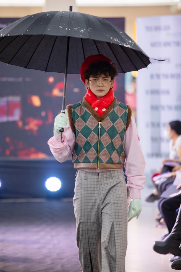 [Video] Đem bọ cánh cứng và người vô gia cư vào đồ án tốt nghiệp, 02 sinh viên ngành Thiết kế thời trang HUTECH “cán đích” thủ khoa và á khoa 204