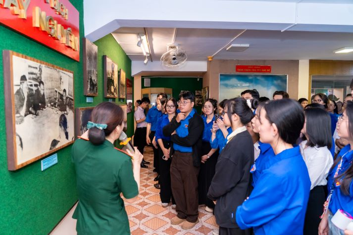 Tuổi trẻ HUTECH dâng hoa tưởng nhớ Bác, tiếp nối giá trị lịch sử và tinh thần cống hiến 65