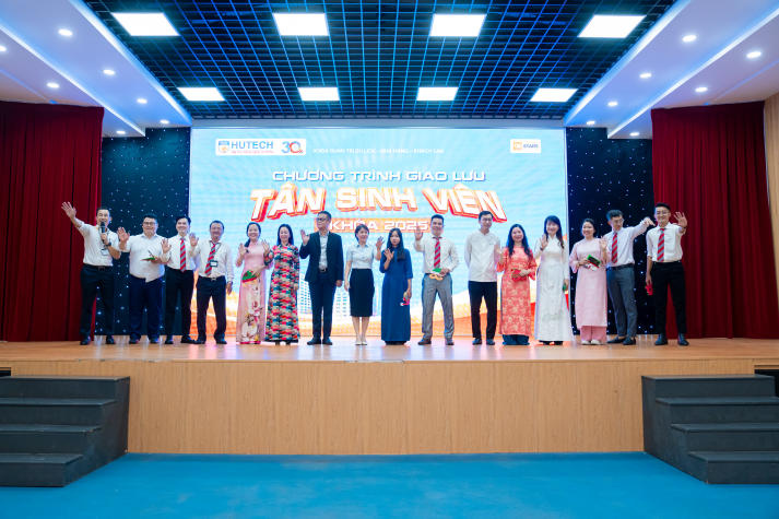 [Ảnh] Chương trình giao lưu “siêu nhiệt” của sinh viên Khoa Quản trị Du lịch - Nhà hàng - Khách sạn 87