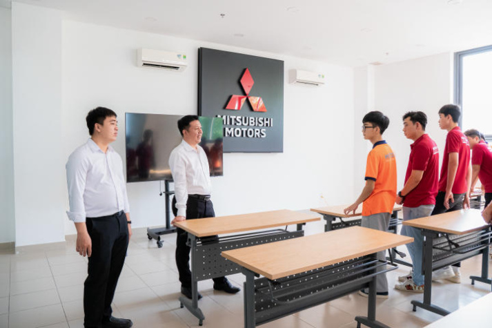 Sinh viên Viện Kỹ thuật "chạm" thực tế ngành tại Công ty Thương mại Dịch vụ Ô tô Thủ Đức 59