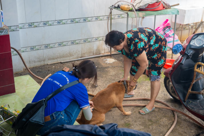Sôi nổi và đầy nhiệt huyết, sinh viên Khoa Thú y - Chăn nuôi tham gia tiêm phòng dịch bệnh động vật tại Quận 12 và Gò Vấp 73