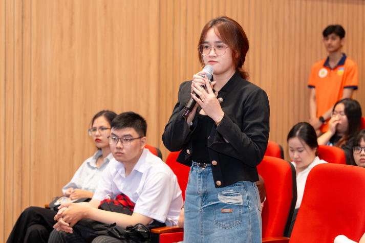 “Be the T.E.A.C.H.E.R the world needs”: Sinh viên Khoa Tiếng Anh tìm hiểu về nghề giáo trong kỷ nguyên số 98