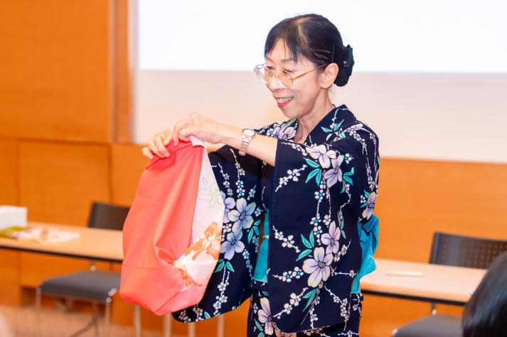 Khoa Nhật Bản học phối hợp cùng Tổng Lãnh sự quán Nhật Bản lan tỏa văn hóa Furoshiki đến sinh viên 51