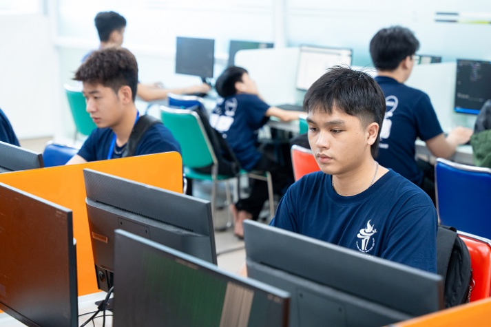 [Video] Nhìn lại những dấu ấn đặc biệt của kỳ thi OLP’25, OlpAI’25, Procon’25 và ICPC Asia HCMC 2025 tại HUTECH 33