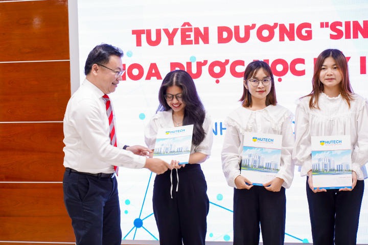 Bạn Nguyễn Hồng Đức và 40 sinh viên tiêu biểu HKI năm học 2022 - 2023 được Khoa Dược tuyên dương, khen thưởng 57