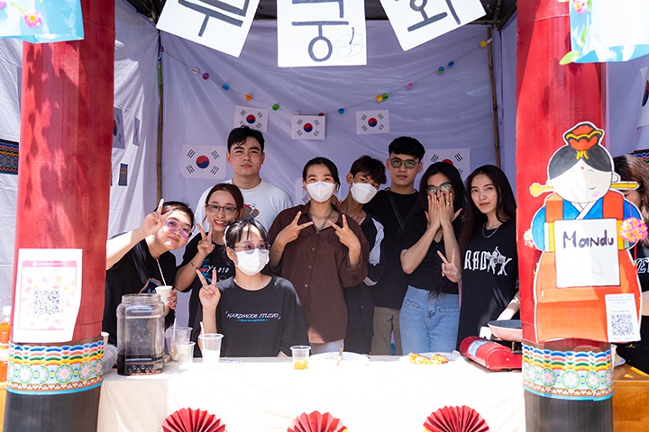 Sinh viên rủ nhau “vi vu” xứ sở kim chi ngay tại HUTECH trong Lễ hội Văn hóa Hàn Quốc 2023 79