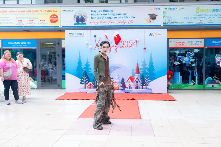 Cultural Day Xmas Joy 2024: Sinh viên Khoa Tiếng Anh lan tỏa tinh thần Giáng sinh cùng bè bạn quốc tế 100