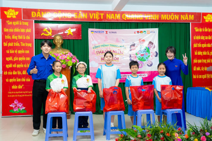 Sinh viên HUTECH và UIUC mang làn gió giao lưu quốc tế đến Trường Tiểu học Hà Huy Tập 92