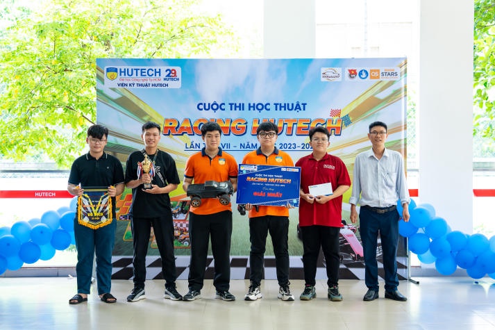 [Video] Hơn 100 đội thi tranh tài tại "đường đua tốc độ" Racing HUTECH lần VII 438