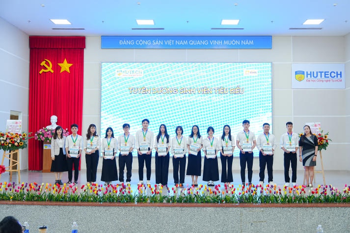 Gần 600 sinh viên tiêu biểu Học kỳ I năm học 2023-2024 của Khoa Quản trị kinh doanh được tuyên dương 81