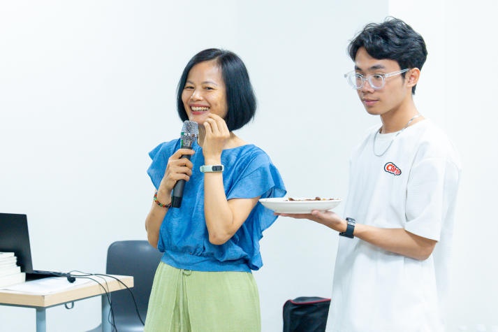 Sinh viên Khoa Truyền thông & Thiết kế học cách kiểm soát stress bằng Yoga cùng chuyên gia 37