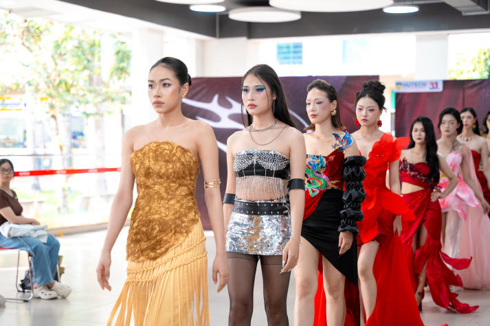 [Video] Hơn 60 trang phục sự kiện thắp sáng cá tính thiết kế trẻ 12