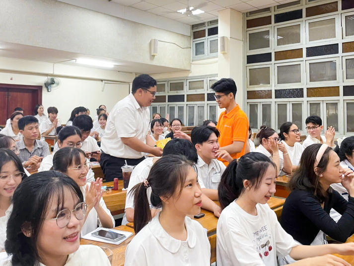 Hanwha Life Finance Mentor: Khi sinh viên trở thành “người thầy” của học sinh THPT 54