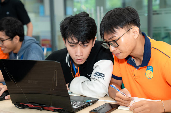 [Video] Chung kết HUTECH Code War 2025: Sân chơi lập trình kịch tích dành cho sinh viên Công nghệ thông tin 56