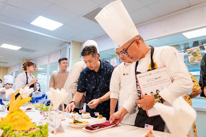 [Video] Vua đầu bếp Mỹ 2012 Christine Hà chia sẻ bí quyết thành công với nghề đầu bếp cho sinh viên HUTECH 93