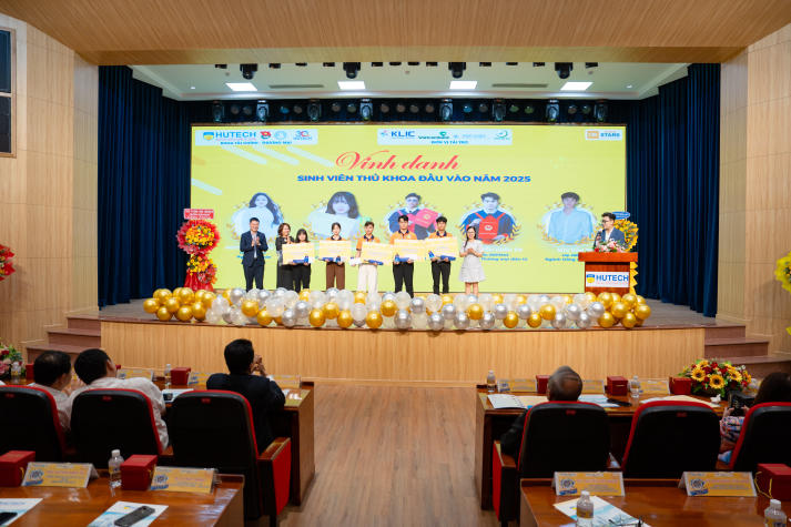 Tân sinh viên Khoa Tài chính - Thương mại khởi đầu hành trình “Sáng tạo - Kết nối - Vươn xa” tại HUTECH 80