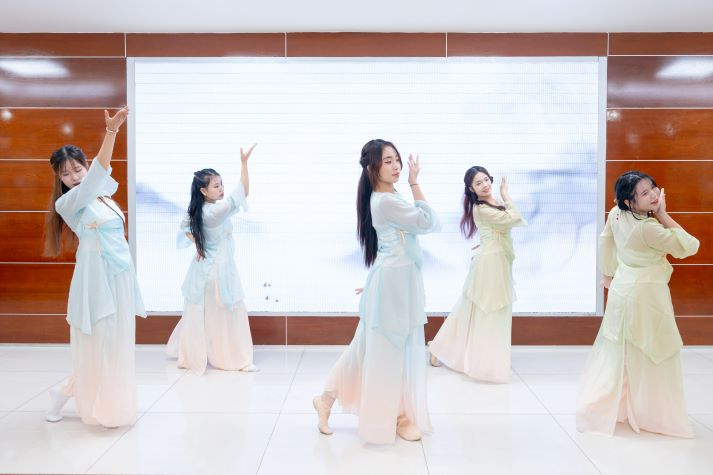 Khởi động thanh xuân: CLB - Đội - Nhóm HUTECH sẵn sàng chào đón tân binh nhập hội 76