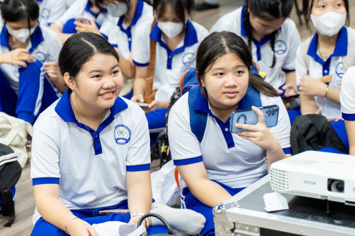 Học sinh THCS-THPT Văn Hóa Việt hào hứng tham quan HUTECH 84