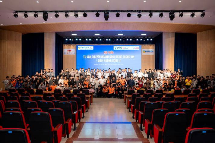 Dàn chuyên gia đồng hành cùng sinh viên Khoa Công nghệ thông tin trong hành trình lựa chọn chuyên ngành 136