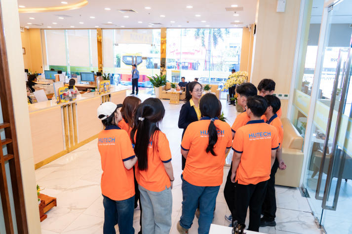 [Ảnh] Sinh viên Marketing - Kinh doanh quốc tế bồi đắp tư duy nghề nghiệp qua chuyến tham quan Nam A Bank 85